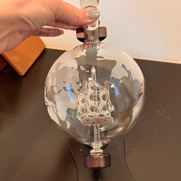 Globe Decanter w/two glasses. - Picture 5 of 5
